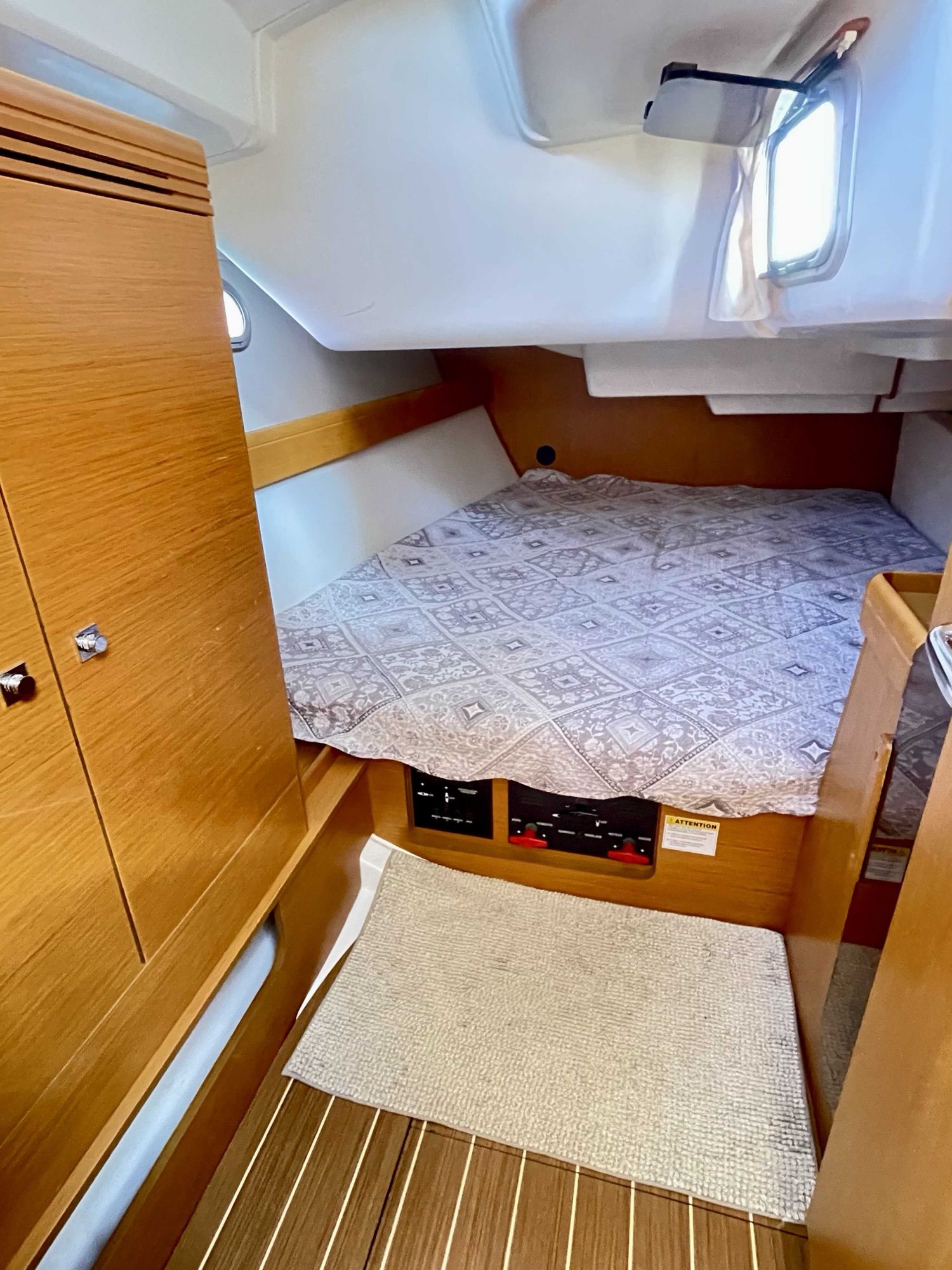 Каюта Sun Odyssey 42: двуспальная кровать, шкаф из светлого дерева, иллюминатор
