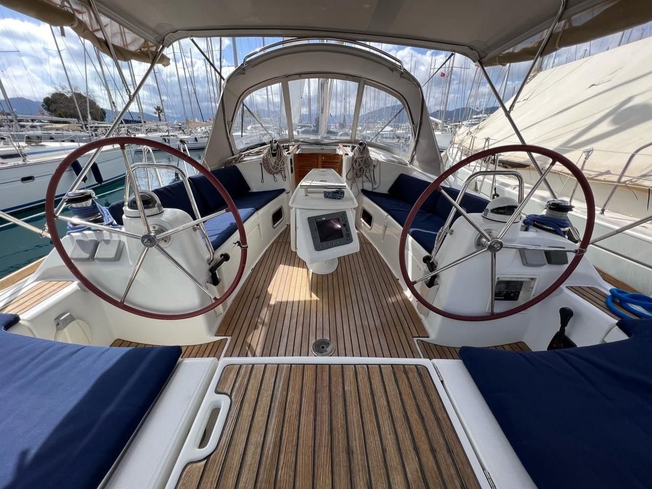 Кокпит яхты Oceanis 40 перед выходом