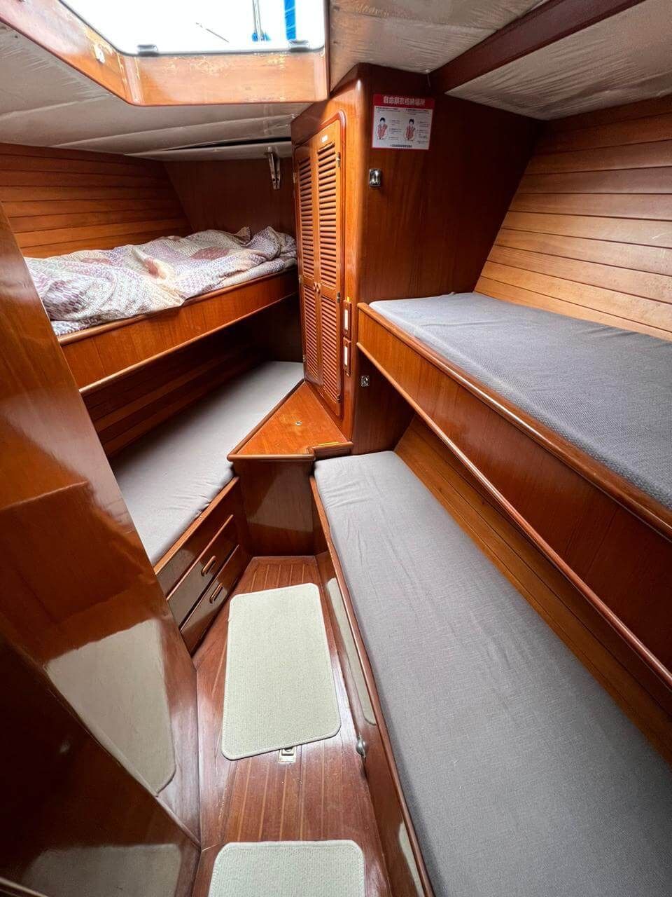 Носовая каюта Stella Maris: две двухъярусные койки и шкаф