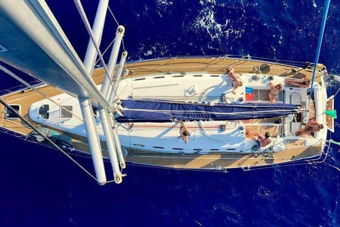Палуба «Гагарина» с топа мачты над синим морем