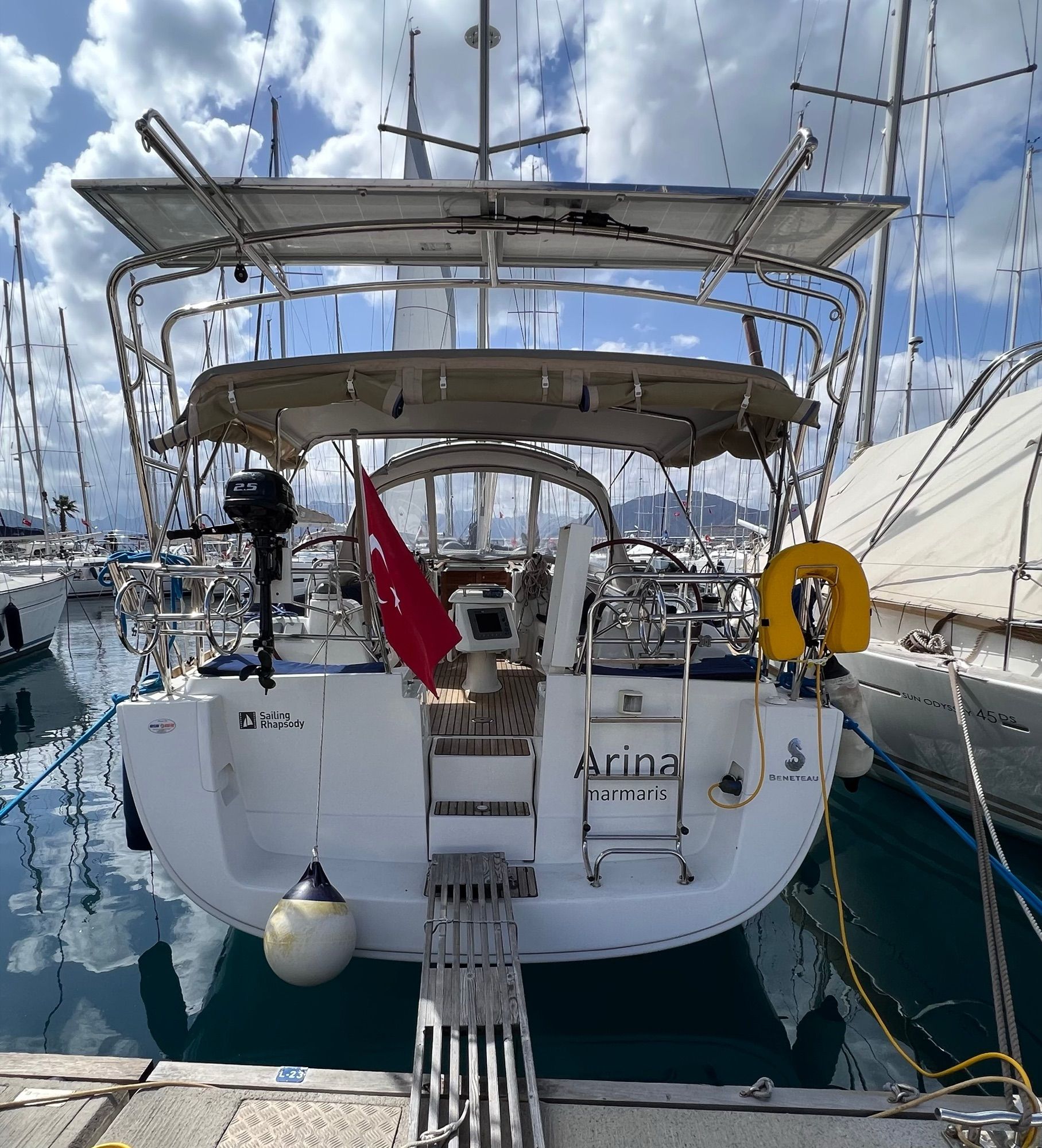 Корма Arina с надписью Marmaris, откидной платформой, бимини и солнечными панелями