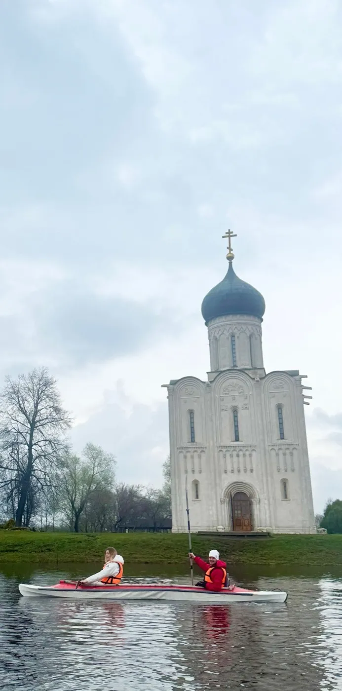 Байдарка у церкви Покрова на Нерли
