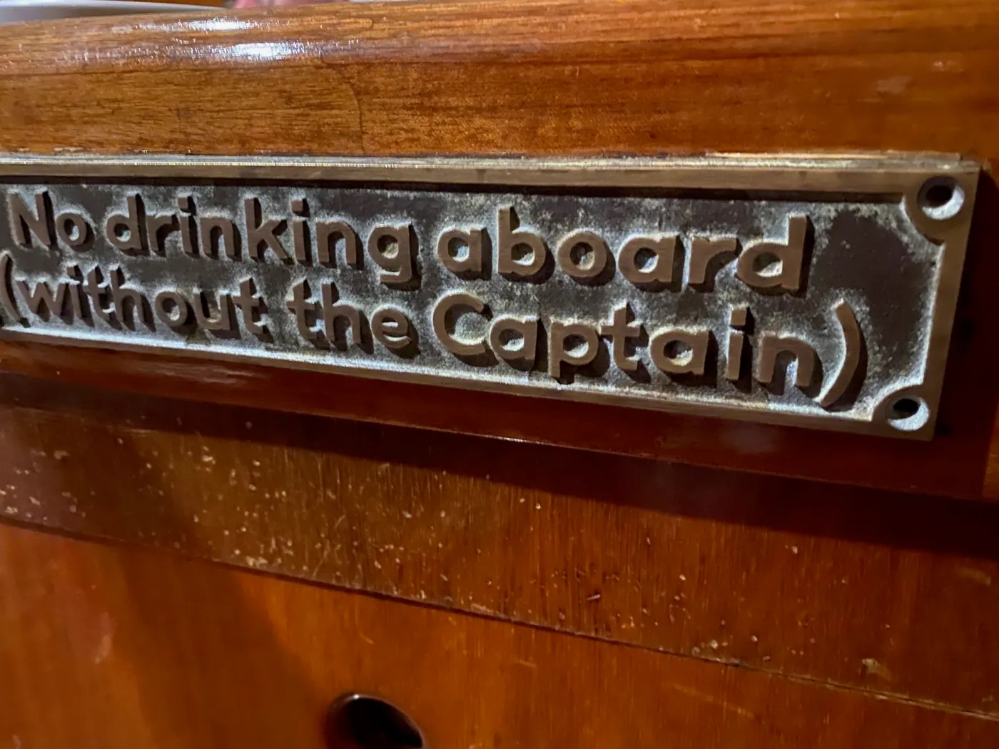 Табличка: No drinking aboard without the Captain