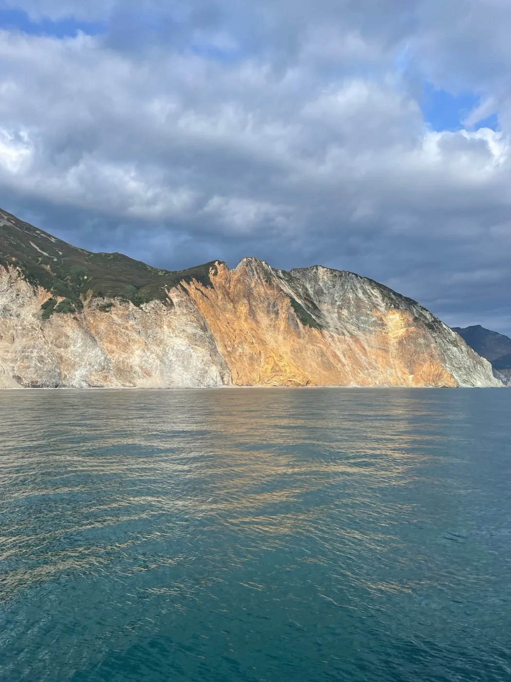 Скалистый берег по пути к мысу Кекурному