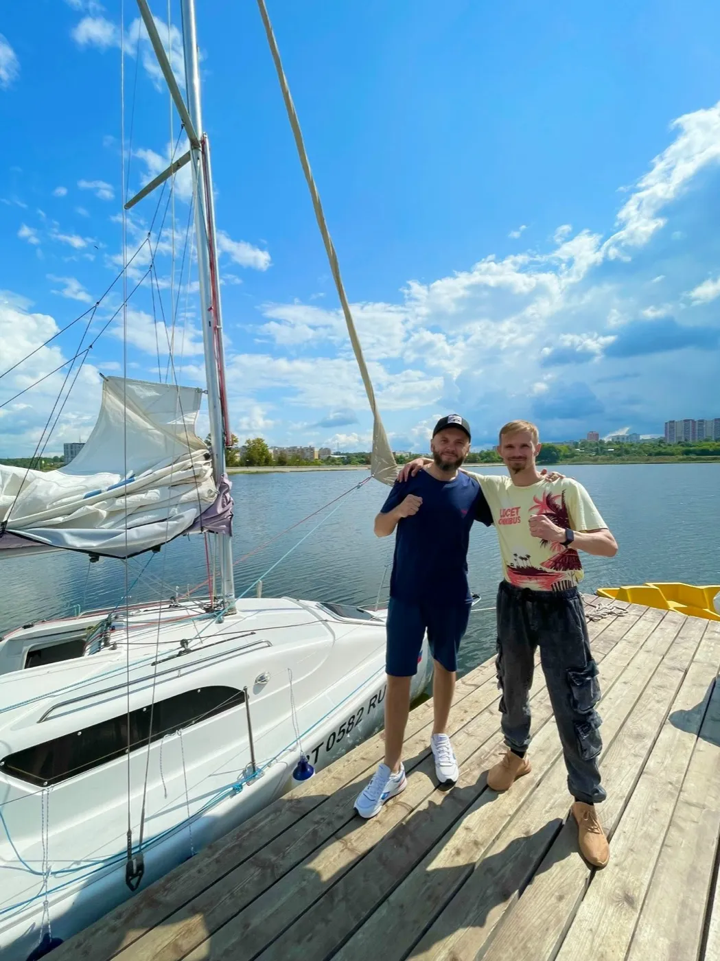 Экипаж на причале клуба