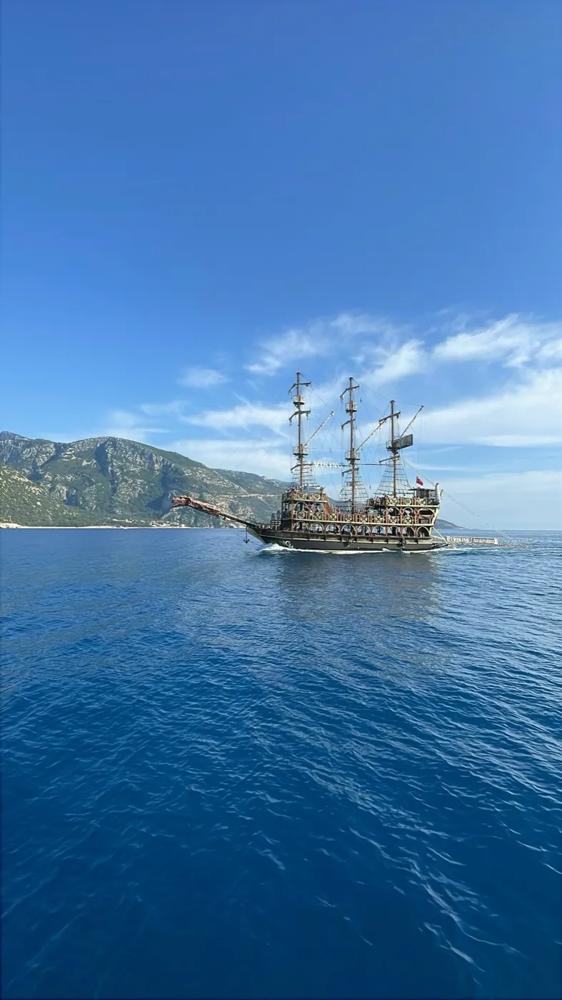 Пиратский корабль в море