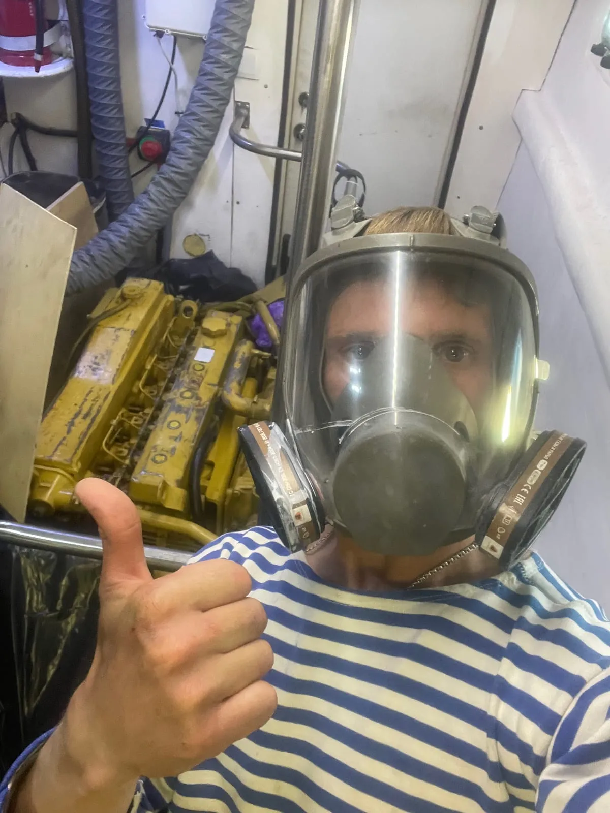 Покраска двигателя в противогазе: большой палец вверх