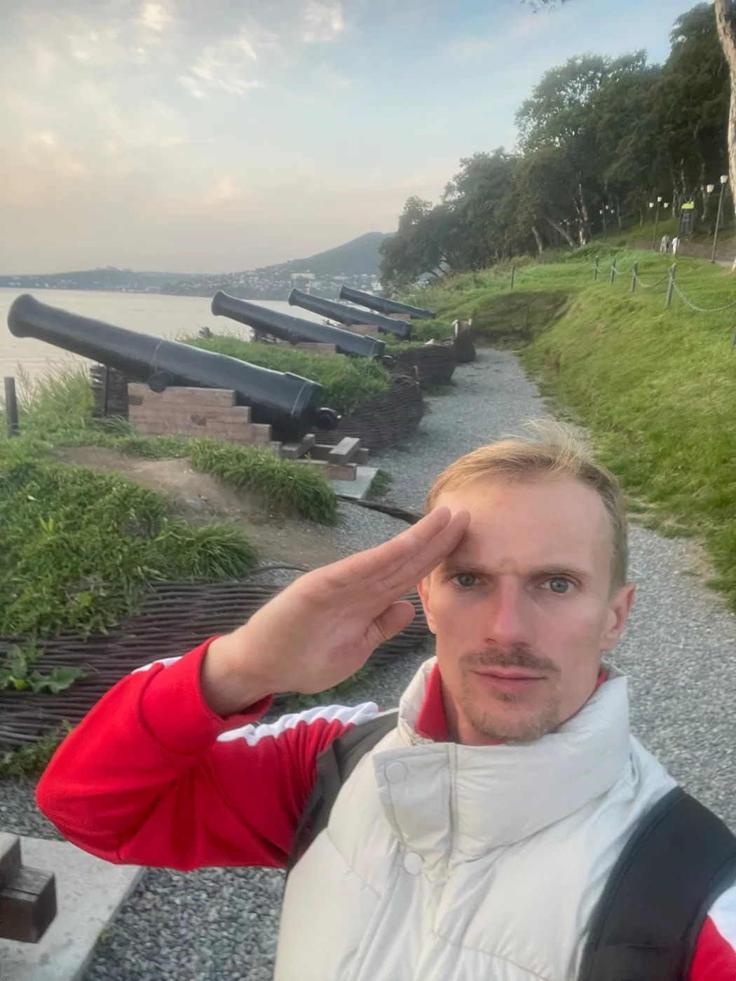 Я у старых пушек над бухтой в Петропавловске