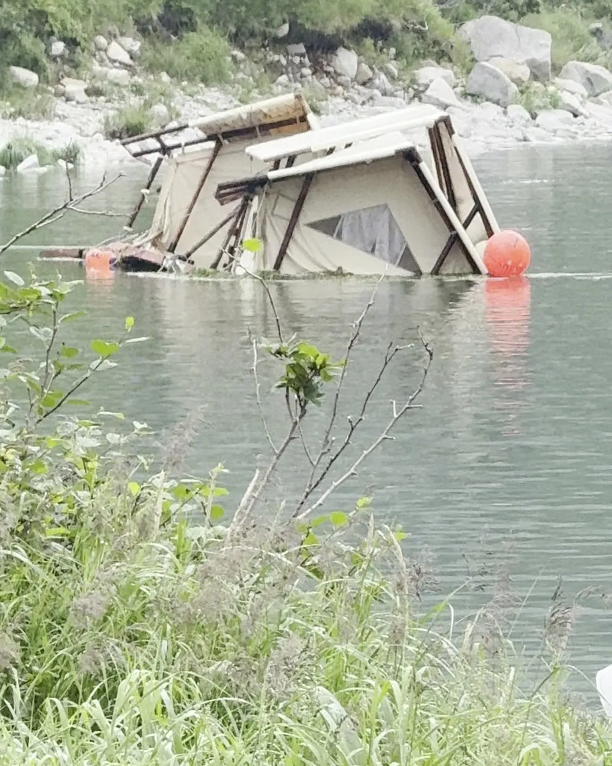 Смытый шатёр глэмпинга в воде у берега бухты Русская